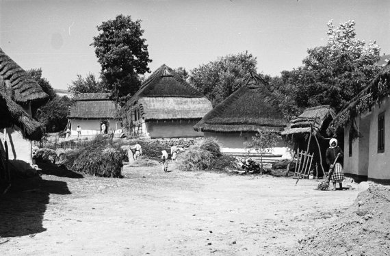 Село Гарасимов - теперь Толмацкий район Ивано-Франковской области, в 1938-м навестил фотограф Генрик Поддембський