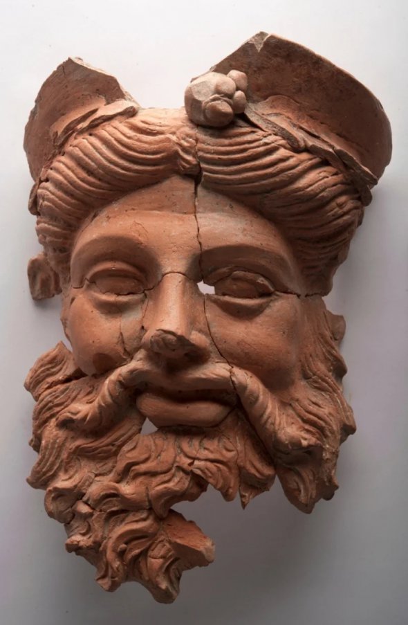 У Туреччині знайшли маску Діоніса, якій 2,4 тис. років