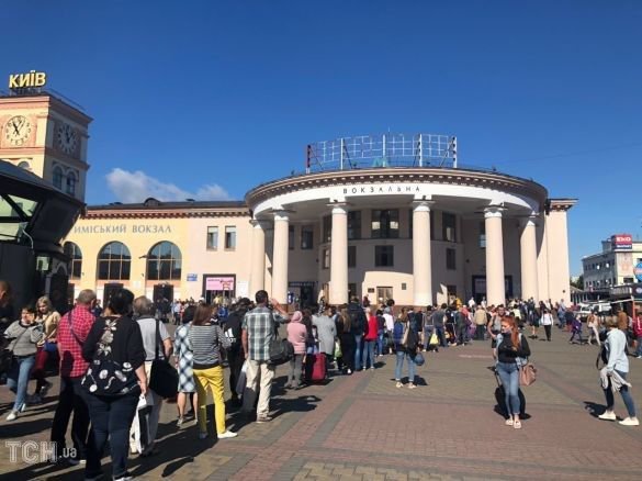 Черга до станції метро Вокзальна 