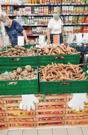 Жінки вибирають овочі в столичному ­супермаркеті на ­бульварі Кольцова. Кілограм картоплі коштує 7,95 гривні, буряк — по 4,4, цибуля — 4,5, капуста — п’ять гривень. Моркву продають по акції — 6,59 гривні. До цього кілограм був по 7,75