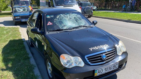 В Ужгороде на Закарпатье неадекватный мужчина  за 15 минут разбил около 10 автомобилей и автобус. Хулигана задержали