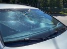 В Ужгороде на Закарпатье неадекватный мужчина  за 15 минут разбил около 10 автомобилей и автобус. Хулигана задержали