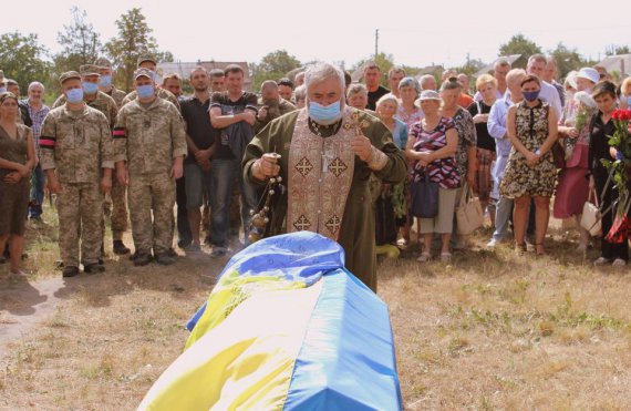 На Днепропетровщине попрощались с бойцом, который подорвался на Донбассе