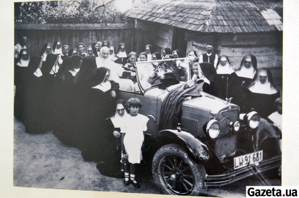 Фото митрополита Андрея Шептицького з монашками та дітьми