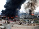 Через месяц после мощного взрыва в порту Бейрута вспыхнул сильный пожар.