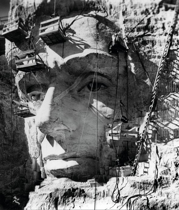 Каменяр молотком і зубилом вибиває обриси голови американського президента Авраама Лінкольна на горі Рашмор у Південній Дакоті в США 16 вересня 1937-го. Влада штату вирішила привабити туристів меморіалом президентів Джорджа Вашингтона, Томаса Джефферсона, Авраама Лінкольна і Теодора Рузвельта. 400 шахтарів, скелелазів і скульпторів працювали щодня. Виконроби принюхувалися до кожного, за запах алкоголю штрафували і не допускали до роботи. Видавали потрійну страховку-линву й перевіряли самопочуття двічі на день. Не загинув і не травмувався жоден працівник. Їм платили до ,75 за годину –  на теперішні гроші. Будівництво тривало 14 років – до 31 жовтня 1941-го