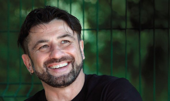 Іван ЛЕНЬО, 49 років, музикант. Народився 11 серпня 1971-го в Монастириськах Тернопільської області. Батько – будівельник, мати – директорка архіву. Коли мав 1 рік, мати вийшла заміж удруге за викладача технікуму. Про біологічного батька дізнався у 47. Закінчив Уманське музичне училище імені Порфирія Демуцького і Національну музичну академію імені Петра Чайковського. Був першим аспірантом-акордеоністом в Україні. Від 1996 року – учасник рок-гурту ”Гайдамаки”. Грав на акордеоні, клавішах, цимбалах. 2012-го частина ексмузикантів ”Гайдамаків” утворила гурт Kozak System, став його вокалістом. Експериментують зі стилями музики. Записали п’ять альбомів. Має доньку 17-річну Маланку. Щодня бігає 6–7 кілометрів. Їздить мотоциклом BMW R1200R. Гравець футбольної команди ”Маестро”. Любить хороші українські фільми. ”Пропала грамота”, ”Фучжоу”, ”Тіні забутих предків” – улюблені. Про смаки в їжі каже: ”Якщо скажу, що люблю борщ, – ображу голубці. Скажу, що люблю голубці, – ображу мамині котлети”. Живе в Києві