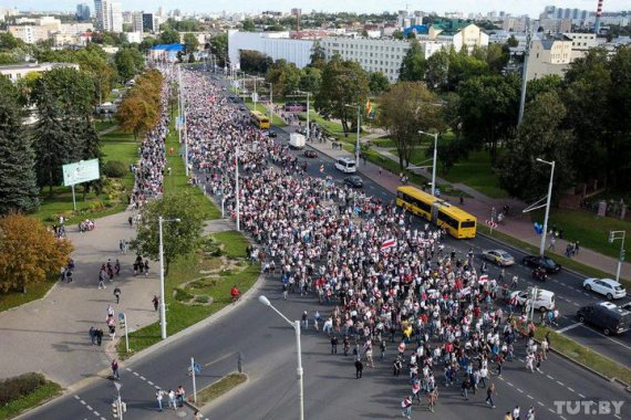 В Марше героев в Минске принимают участие не менее 100 тысяч человек - журналисты. Фото: tut.by