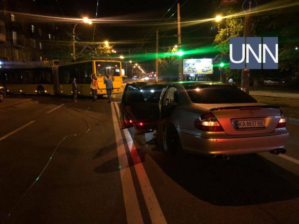 В Киеве на улице Кирилловской произошло ДТП с участием троллейбуса и Mercedes. Фото: unn.com.ua