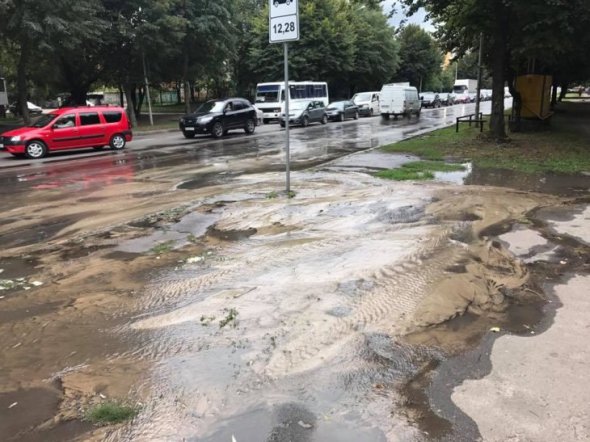 28 серпня у одному з районів Львова прорвало трубу. Вода зруйнувала дорожне полотно й затопила вулицю. Частину комунікацій міста давно варто було б замінити