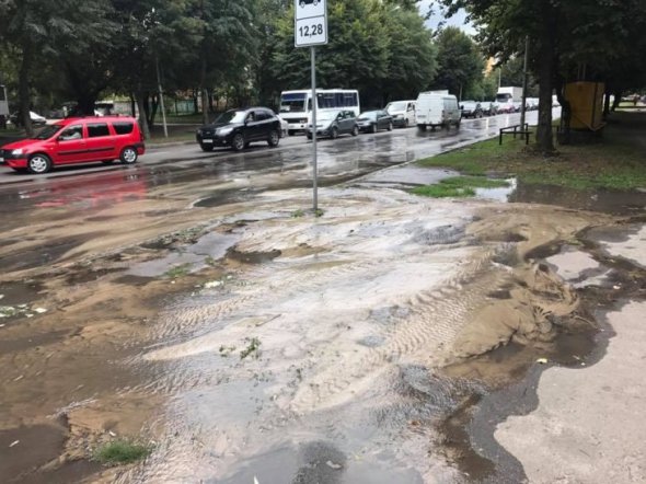 28 августа в одном из районов Львова прорвало трубу. Вода разрушила дорожное полотно и затопила улицу. Часть коммуникаций города давно следовало бы заменить
