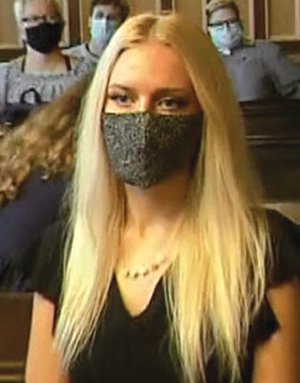 22-річна Юлія Адлесіч каже, що відрізала собі руку випадково. Потім просила дати їй умовний термін. Але суддя вирішив, що шахрайство надто зухвале