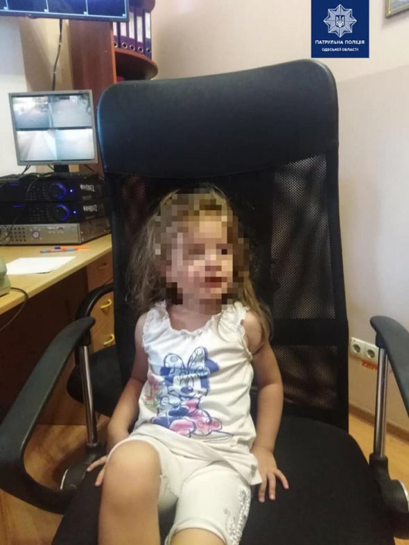 У Привокзальной площади в Одессе прохожая обнаружила 4-летнюю девочку, которая гуляла без взрослых. Ее мать тем временем развлекалась в кафе