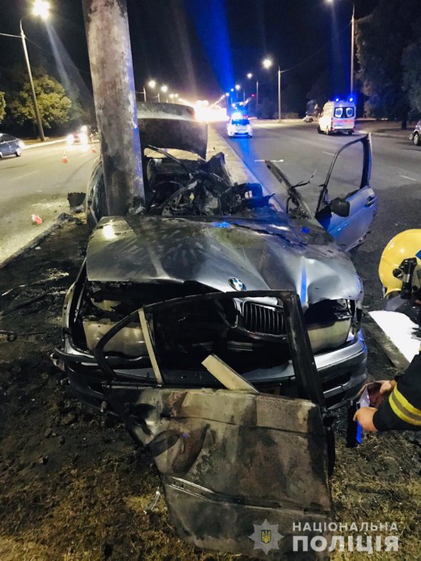 У Запоріжжі автомобіль BMW  зіткнувся з Nissan, потім влетів у рекламний щит і загорівся