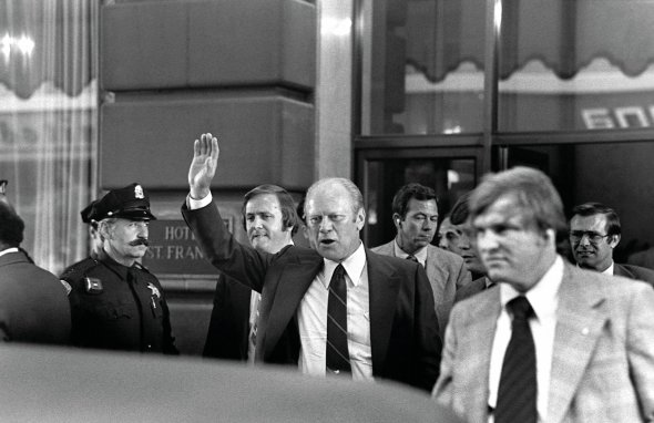 Президент США Джеральд Форд виходить із готелю Saint Francis у Сан-Франциско 22 вересня 1975-го. За мить у нього вистрелить із револьвера бухгалтерка Сара Джейн Мур. Так хоче прославитися. Не поцілить і поранить іншого чоловіка