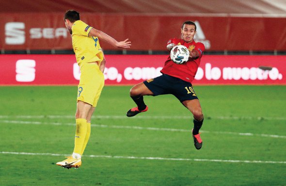 Нападник збірної України Роман Яремчук (ліворуч) протистоїть іспанському розігруючому Тьяго Алькантарі у матчі Ліги націй із футболу. Відбувся 6 вересня в Мадриді, господарі перемогли  наших - 4:0