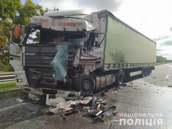 На трасі Київ-Чоп поблизу   на Житомирщині   в лоб зіткнулися вантажівки    MAN і DAF.  Водій першої загинув.  Його пасажир та водій іншого авто - у лікарні