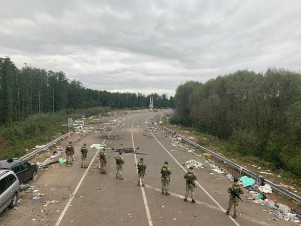 Паломники-хасиды полностью освободили территорию КПП "Новые Яриловичи", оставив после себя гору мусора