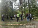 У Києві    знайшли вбитим  33-річного Олександра Карасьова. Його зарізали та пограбували. Підозрюваних затримали. Один із них був давнім знайомим убитого