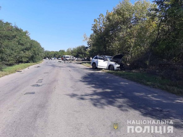 Под Винницей столкнулись Audi Q-7, Opel и Volkswagen Passat. В результате погибли водитель и пассажирка последнего. Еще двое детей из этой машины забрали в больницу