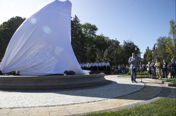 У столичному парку "Володимирська гірка" відкрили новий фонтан зі скульптурою Архистратига Михаїла. Фото: kiev.klichko.org