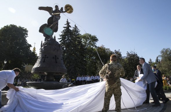 В столичном парке "Владимирская горка" открыли новый фонтан со скульптурой Архистратига Михаила. Фото: kiev.klichko.org