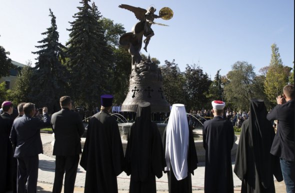 В столичном парке "Владимирская горка" открыли новый фонтан со скульптурой Архистратига Михаила. Фото: kiev.klichko.org