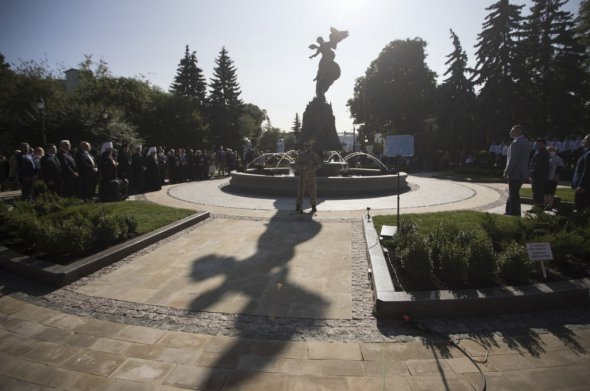 У столичному парку "Володимирська гірка" відкрили новий фонтан зі скульптурою Архистратига Михаїла. Фото: kiev.klichko.org