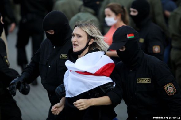 Затримували всіх без винятку – жінок одна за одною висмикували з живого ланцюга і відводили в автозаки. Фото: TUT.BY