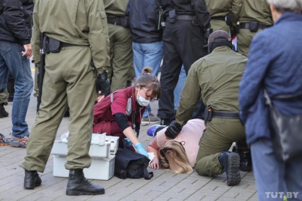 Затримували всіх без винятку – жінок одна за одною висмикували з живого ланцюга і відводили в автозаки. Фото: TUT.BY