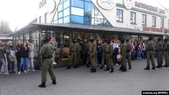 Затримували всіх без винятку – жінок одна за одною висмикували з живого ланцюга і відводили в автозаки. Фото: TUT.BY