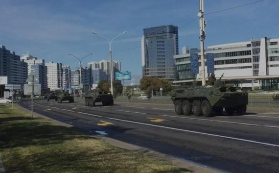 Протести в Білорусі  тривають  6-й тиждень. 20 вересня силовики стягнули до Мінська  бронетехніку,  будівлі оповиті колючим дротом