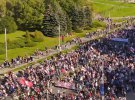 Белорусы по всей стране вышли на традиционный "Марш справедливости". Им противостоят силовики, начались схватки и задержания