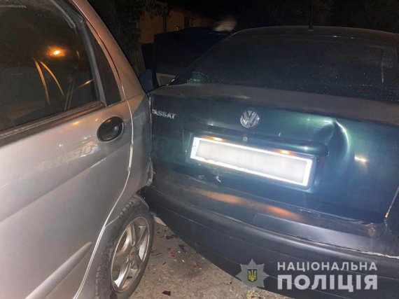 В Николаеве полицейские задержали воров, которые, пытаясь убежать на автомобиле, повредили четыре припаркованных авто