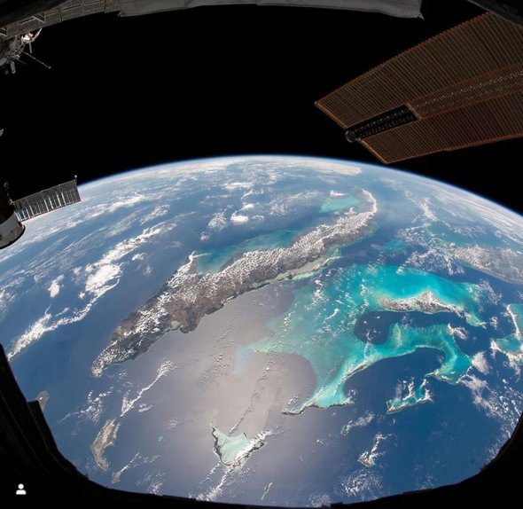 На фото видно Кубу, Багами і південну Флориду в оточенні синіх і бірюзових вод океану.
