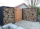 Якщо ваш дім з пічкою або каміном, доцільно побудувати дров'яник поряд з будинком. 