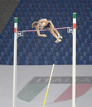 Арман Дюплантіс долає висоту 6 метрів 15 сантиметрів на змаганнях у Римі, Італія