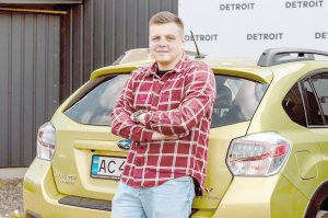 Олександр Дмитрук із Луцька разом із батьком і братом відкрив автосалон. Здають машини в оренду. Доба коштує майже тисячу гривень