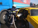 На Дніпропетровщині   зіткнулися вантажівка Renault і Жигулі.  У легковику на момент аварії були 3 людей. Усі в лікарні. У найважчому стані хлопчик, орієнтовно 2 років