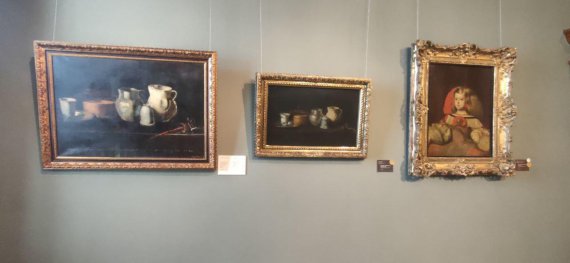 Современный художник Матвей Вайсберг переосмыслил натюрморт испанского живописца эпохи барокко Хуана де Сурбарана, который находится в основной экспозиции Музея Ханенков