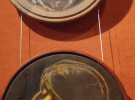 Кілька портретів на виставці Матвія Вайсберга в Музеї Ханенків написані на використаних дощок з-під піци, які художнику віддали знайомі