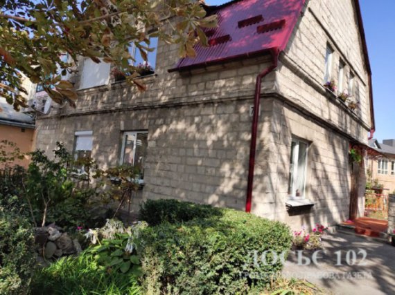 Тернопільські оперативники встановили особу чоловіка, якого підозрюють у вбивстві 53-річної вчительки. Це – 43-річний житель обласного центру. Знайшли чоловіка повішаним