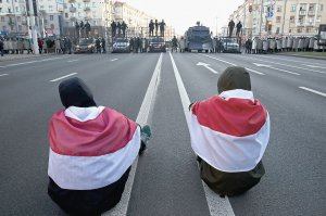 Учасники акції протесту сидять на площі Незалежності в Мінську в неділю 20 вересня. Силовики затримали понад 300 осіб. Люди вимагають нових чесних виборів