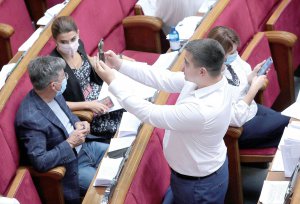 Народний депутат 61-річний Микола Кучер сидить у сесійній залі Верховної Ради поруч із донькою 39-річною Ларисою Білозір. Обоє є членами депутатської групи ”Довіра”. Обиралися до парламенту в округах у Вінницькій області