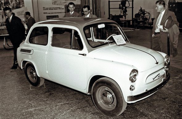 Відвідувачі технічної виставки роздивляються новинку від Запорізького автомобілебудівного заводу ”Комунар” – модель ЗАЗ-965. Захід відбувся у вересні 1961-го в Загребі – столиці Хорватії. Перевагами авто виробник називав малогабаритність, простоту управління й доступність. Найпопулярнішими кольорами були бежевий і білий
