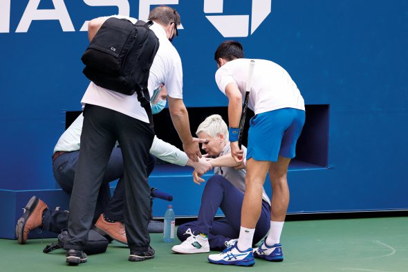 Новак Джокович (крайній праворуч), найкращий нині тенісист світу, тримає за руку лінійну арбітриню Лору Кларк. У неігровому моменті він відкинув м’яч, влучив судді у горло, за що був дискваліфікований з відкритого чемпіонату США