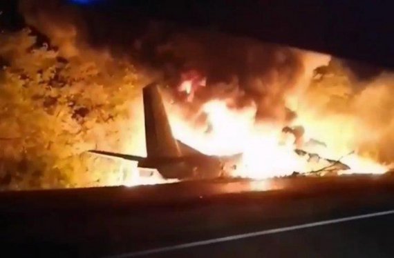 У города Чугуев в Харьковской области упал военный самолет АН-26. На борту находились 27 человек. Выжить удалось только двоим