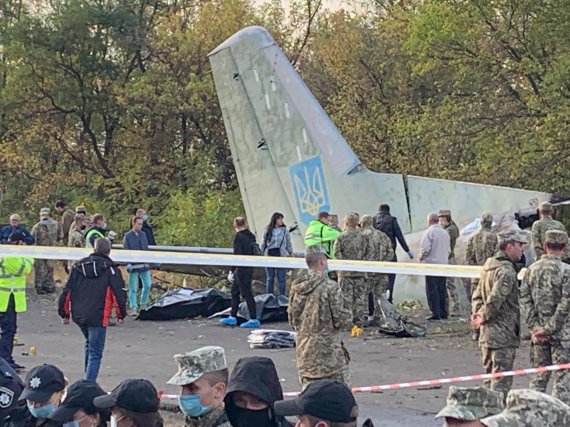 На місці катастрофи літака АН-26 під Чугуєвим на Харківщині знайдені ще три тіла загиблих