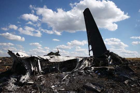 Террористы сбили украинский Ил-76, который должен был сесть в Луганском аэропорту. Погибли 49 военных, находившихся на борту