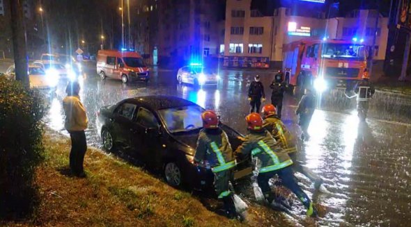 Рятувальники надавали допомогу населенню щодо ліквідації наслідків негоди та врятували двох людей. Фото: if.dsns.gov.ua